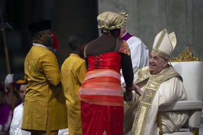 ITALY -   POPE FRANCIS  PRESIDES OVER THE CHRISTMAS EVE MASS IN ST.PETER'S BASILICA  AT THE VATICAN  - 2024/12/24-stock-foto