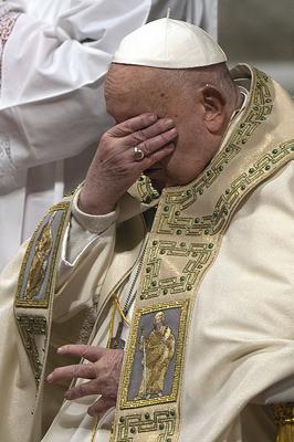 ITALY -   POPE FRANCIS  PRESIDES OVER THE CHRISTMAS EVE MASS IN ST.PETER'S BASILICA  AT THE VATICAN  - 2024/12/24-stock-foto