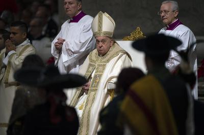 ITALY -   POPE FRANCIS  PRESIDES OVER THE CHRISTMAS EVE MASS IN ST.PETER'S BASILICA  AT THE VATICAN  - 2024/12/24-stock-foto
