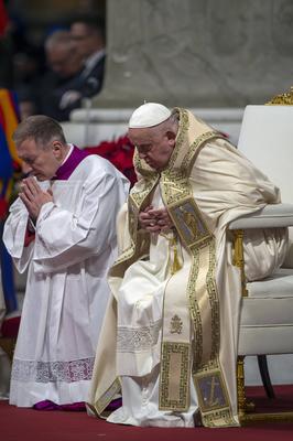 ITALY -   POPE FRANCIS  PRESIDES OVER THE CHRISTMAS EVE MASS IN ST.PETER'S BASILICA  AT THE VATICAN  - 2024/12/24-stock-foto