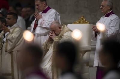 ITALY -   POPE FRANCIS  PRESIDES OVER THE CHRISTMAS EVE MASS IN ST.PETER'S BASILICA  AT THE VATICAN  - 2024/12/24-stock-foto