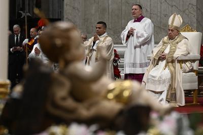 ITALY -   POPE FRANCIS  PRESIDES OVER THE CHRISTMAS EVE MASS IN ST.PETER'S BASILICA  AT THE VATICAN  - 2024/12/24-stock-foto