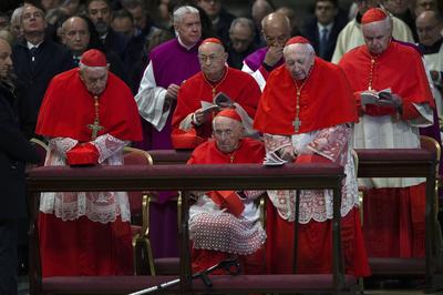 ITALY -   POPE FRANCIS  PRESIDES OVER THE CHRISTMAS EVE MASS IN ST.PETER'S BASILICA  AT THE VATICAN  - 2024/12/24-stock-foto