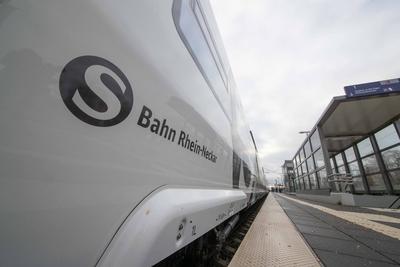 Neue S-Bahn-Line Mit dem Winterfahrplan 2020 startet die neue S-Bahn Linie 9, die ab 13. Dezember 2020 st?ndlich Gro?-Ro-stock-photo