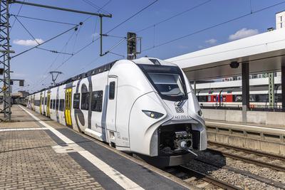 S-Bahn im Hauptbahnhof Mannheim. // 22.04.2022: Mannheim, Baden-W?rttemberg, Deutschland. *** S Bahn in Mannheim main st-stock-foto