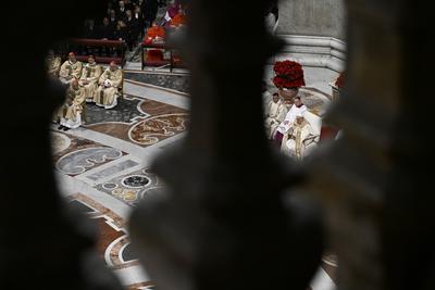 ITALY -   POPE FRANCIS  PRESIDES OVER THE CHRISTMAS EVE MASS IN ST.PETER'S BASILICA  AT THE VATICAN  - 2024/12/24-stock-foto