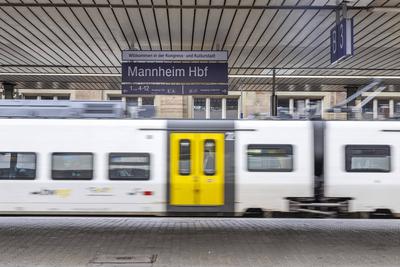 Hauptbahnhof Mannheim mit Regionalzug. // 26.07.2023: Mannheim, Baden-W?rttemberg, Deutschland, Europa *** Mannheim main-stock-foto