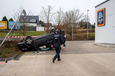 Eine 74-j?hrige Fahrerin kollidierte im Kreisverkehr mit einem Seat und ?berschlug sich. Sie wurde leicht verletzt ins Krankenhaus gebracht.-stock-foto