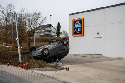 Eine 74-j?hrige Fahrerin kollidierte im Kreisverkehr mit einem Seat und ?berschlug sich. Sie wurde leicht verletzt ins Krankenhaus gebracht.-stock-foto