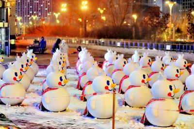 News Bilder des Tages HARBIN, CHINA - DECEMBER 24: Over a hundred snowmen wearing cloaks with the floral pattern traditi-stock-foto