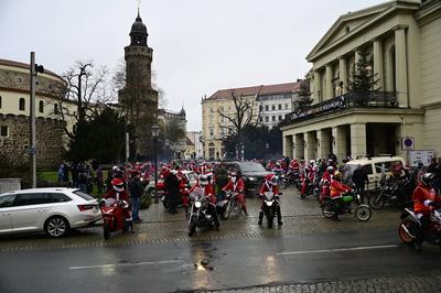 Weihnachtsmannfahrt mit Moped oder Motorrad am 24. Dezember. Ca 80 Teilnehmer beim Treff und Abfahrt zur 7. G?rlitzer We-stock-foto