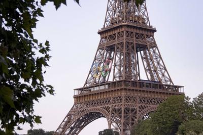 Paris 2024 olympics - eiffel tower with olympic rings Paris (fra), 08/05/2024 - 2024 olympics/paris/eiffel tower - eiffe-stock-foto