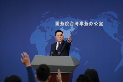 BEIJING, CHINA - DECEMBER 25: Chen Binhua, spokesman for the Taiwan Affairs Office of the State Council, speaks at a reg-stock-foto