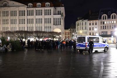 Kundgebung vor dem Hintergrund des brutalen ?berfalls auf Lokalpolitiker der Partei Die Linken in der Nacht zum Sonnaben-stock-foto