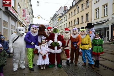 Der Weihnachtsmann und seine zw?lf Wichtel sind am Vormittag des Heiligen Abends in G?rlitz unterwegs. Sie wollen Kinder-stock-foto