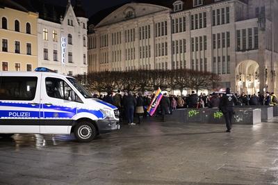 Kundgebung vor dem Hintergrund des brutalen ?berfalls auf Lokalpolitiker der Partei Die Linken in der Nacht zum Sonnaben-stock-foto