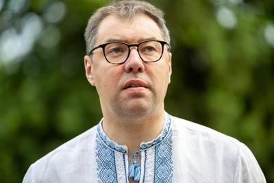 S.E. Oleksii Makeiev ; Der ukrainische Bildhauer, Mykhailo Reva, hat seine Skulpturen aus verschiedenen Bruchst?cken von-stock-photo