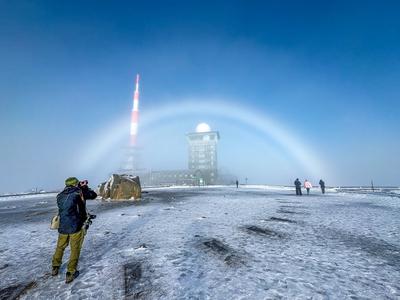 Erster Weihnachtstag auf dem Brocken - Nebelbogen-stock-photo