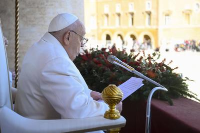 ITALY -   POPE FRANCIS  URBI ET ORBI MESSAGE AND BLESSING TO THE CITY AND THE WORLD AS PART OF CHRISTMAS CELEBRATIONS AT ST PETERS' SQAURE IN THE VATICAN  - 2024/12/25-stock-foto