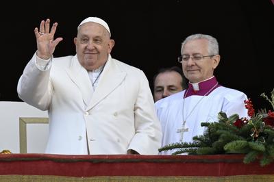 ITALY -   POPE FRANCIS  URBI ET ORBI MESSAGE AND BLESSING TO THE CITY AND THE WORLD AS PART OF CHRISTMAS CELEBRATIONS AT ST PETERS' SQAURE IN THE VATICAN  - 2024/12/25-stock-foto