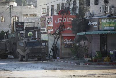 Israeli military vehicles patrol the streets and alleys of the area during the second day of the raid on the Tulkarem Refugee Camp-stock-foto