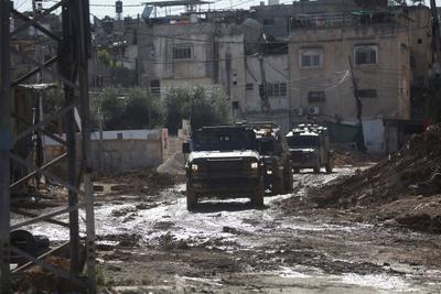 Israeli military vehicles patrol the streets and alleys of the area during the second day of the raid on the Tulkarem Refugee Camp-stock-foto