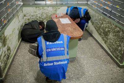 An Heiligabend unterwegs in Berlin im Kaeltebus-stock-foto