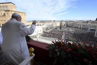 ITALY -   POPE FRANCIS  URBI ET ORBI MESSAGE AND BLESSING TO THE CITY AND THE WORLD AS PART OF CHRISTMAS CELEBRATIONS AT ST PETERS' SQAURE IN THE VATICAN  - 2024/12/25-stock-foto