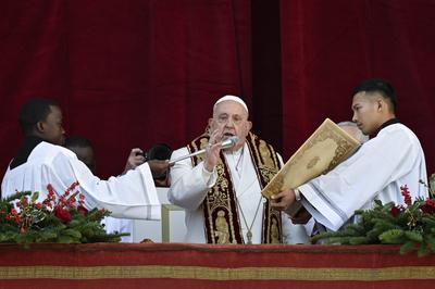 ITALY -   POPE FRANCIS  URBI ET ORBI MESSAGE AND BLESSING TO THE CITY AND THE WORLD AS PART OF CHRISTMAS CELEBRATIONS AT ST PETERS' SQAURE IN THE VATICAN  - 2024/12/25-stock-foto
