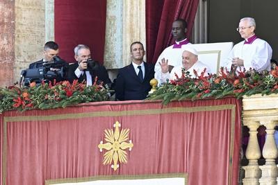 ITALY -   POPE FRANCIS  URBI ET ORBI MESSAGE AND BLESSING TO THE CITY AND THE WORLD AS PART OF CHRISTMAS CELEBRATIONS AT ST PETERS' SQAURE IN THE VATICAN  - 2024/12/25-stock-foto