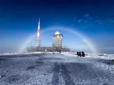 Erster Weihnachtstag auf dem Brocken - Nebelbogen-stock-photo