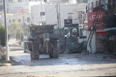 Israeli military vehicles patrol the streets and alleys of the area during the second day of the raid on the Tulkarem Refugee Camp-stock-foto