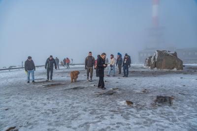 Erster Weihnachtstag auf dem Brocken - Nebelbogen-stock-foto
