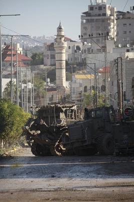Israeli military vehicles patrol the streets and alleys of the area during the second day of the raid on the Tulkarem Refugee Camp-stock-foto