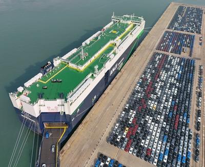 World's Largest LNG-powered Vehicle Carrier ANJI PRESTIGE-stock-foto