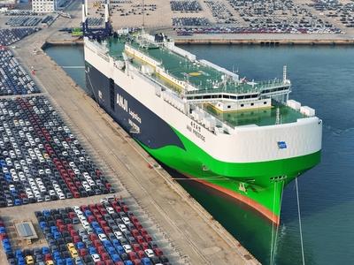 World's Largest LNG-powered Vehicle Carrier ANJI PRESTIGE-stock-foto