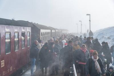 Erster Weihnachtstag auf dem Brocken - Nebelbogen-stock-foto