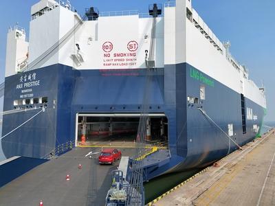 World's Largest LNG-powered Vehicle Carrier ANJI PRESTIGE-stock-foto