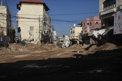 Israeli military vehicles patrol the streets and alleys of the area during the second day of the raid on the Tulkarem Refugee Camp-stock-foto
