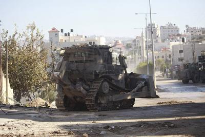 Israeli military vehicles patrol the streets and alleys of the area during the second day of the raid on the Tulkarem Refugee Camp-stock-foto