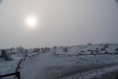 Erster Weihnachtstag auf dem Brocken - Nebelbogen-stock-foto