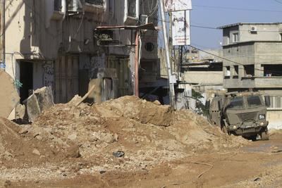 Israeli military vehicles patrol the streets and alleys of the area during the second day of the raid on the Tulkarem Refugee Camp-stock-foto