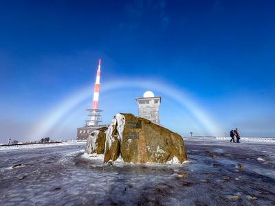 Erster Weihnachtstag auf dem Brocken - Nebelbogen-stock-photo