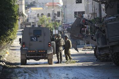 Israeli military vehicles patrol the streets and alleys of the area during the second day of the raid on the Tulkarem Refugee Camp-stock-foto