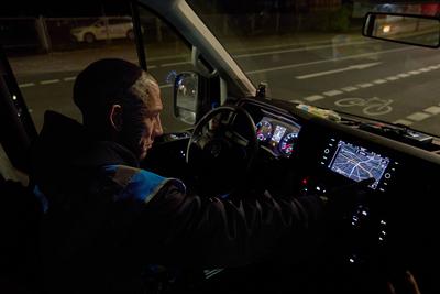 An Heiligabend unterwegs in Berlin im Kaeltebus-stock-foto