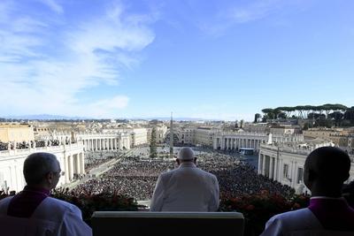 ITALY -   POPE FRANCIS  URBI ET ORBI MESSAGE AND BLESSING TO THE CITY AND THE WORLD AS PART OF CHRISTMAS CELEBRATIONS AT ST PETERS' SQAURE IN THE VATICAN  - 2024/12/25-stock-foto