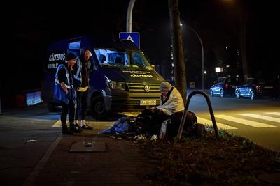 An Heiligabend unterwegs in Berlin im Kaeltebus-stock-foto