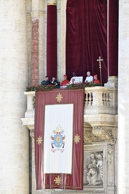 ITALY -   POPE FRANCIS  URBI ET ORBI MESSAGE AND BLESSING TO THE CITY AND THE WORLD AS PART OF CHRISTMAS CELEBRATIONS AT ST PETERS' SQAURE IN THE VATICAN  - 2024/12/25-stock-foto
