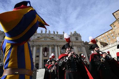 ITALY -   POPE FRANCIS  URBI ET ORBI MESSAGE AND BLESSING TO THE CITY AND THE WORLD AS PART OF CHRISTMAS CELEBRATIONS AT ST PETERS' SQAURE IN THE VATICAN  - 2024/12/25-stock-foto