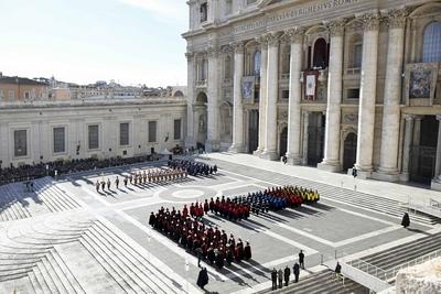 ITALY -   POPE FRANCIS  URBI ET ORBI MESSAGE AND BLESSING TO THE CITY AND THE WORLD AS PART OF CHRISTMAS CELEBRATIONS AT ST PETERS' SQAURE IN THE VATICAN  - 2024/12/25-stock-foto